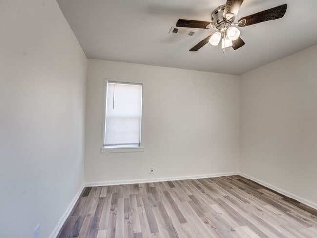 Building Photo - 2 Bedroom, 1 Bath Home in Shawnee!