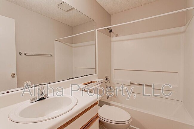 Building Photo - 220 Elm St