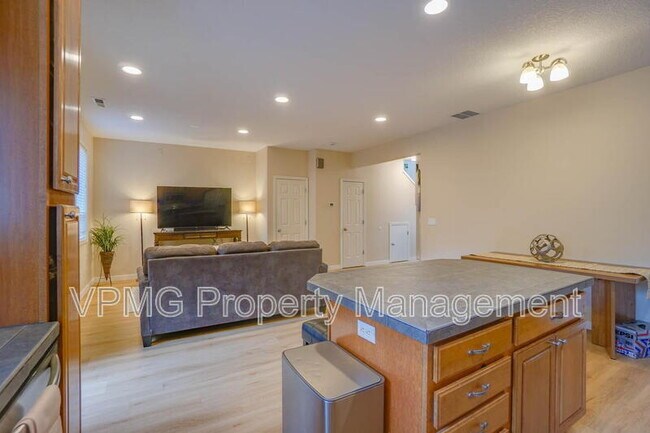 Building Photo - 5906 NE 56th St