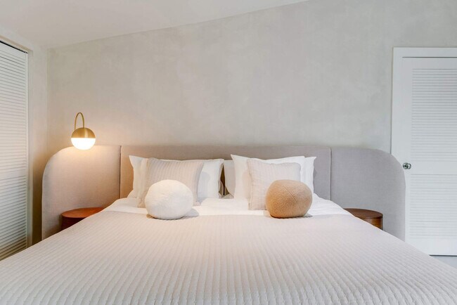 Building Photo - 1884 SW 17th St