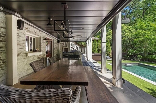 Building Photo - 663 Yorkshire Rd NE