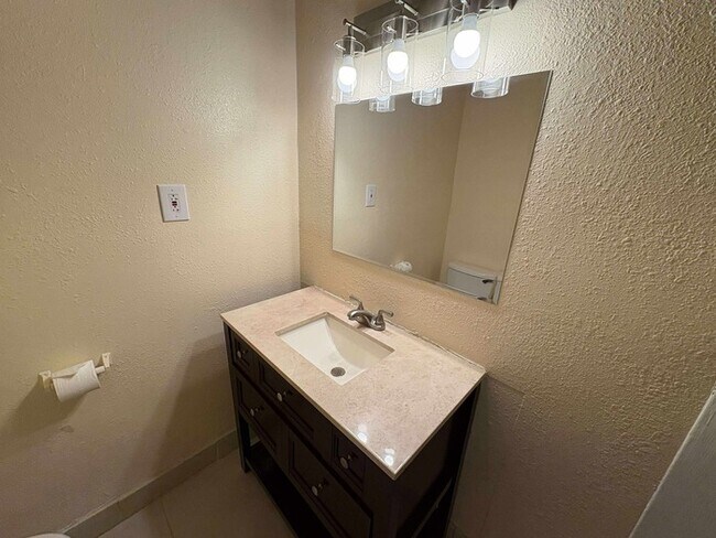 Building Photo - Charming 3 bed 1 bath 1176 Sq. Ft