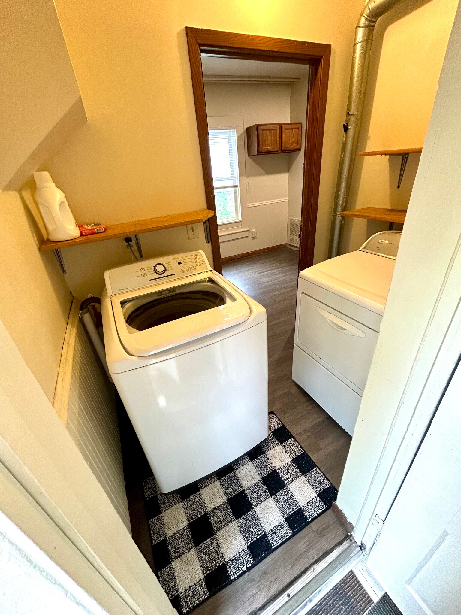 shared laundry (not coin operated) - 528 Union St