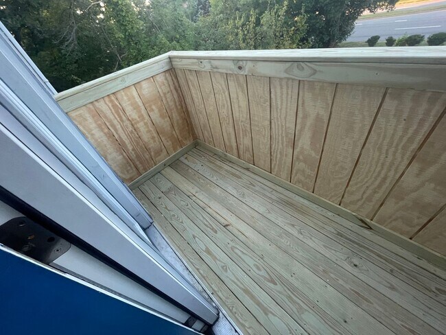 Building Photo - UPPER LEVEL SINGLE STORY CONDO IN HOLLAND ...