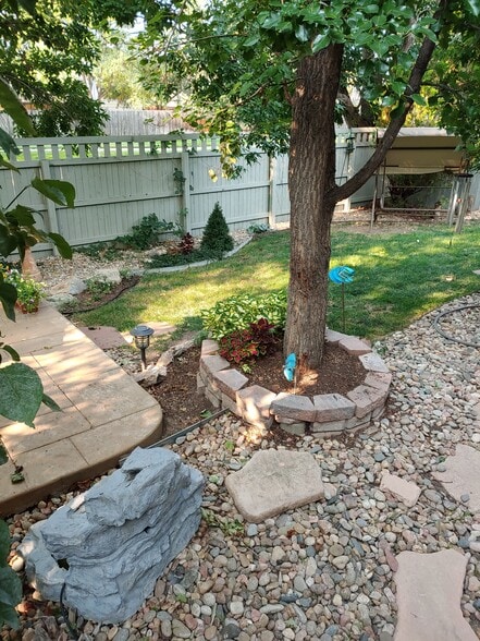 Building Photo - 2400 Rim Dr