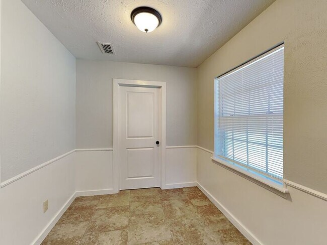 Building Photo - 5827 Caracas Dr