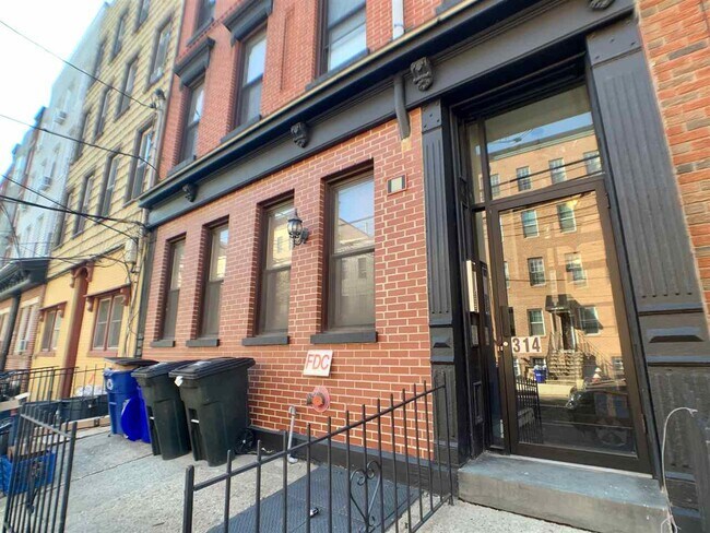 Building Photo - 314 Monroe St