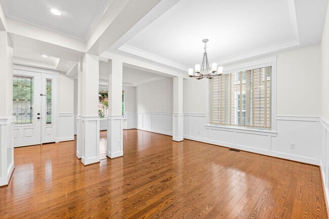 Building Photo - Elegant University Place Home with A/C, Tandem Garage, Office & Balcony Bedroom Near JBLM!