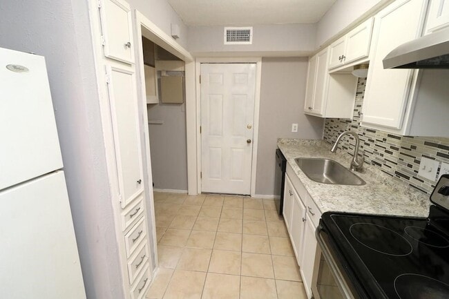 Building Photo - 806 Courtenay Pl