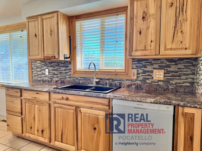 Building Photo - 4 Bedroom 2 bath House - Dog friendly