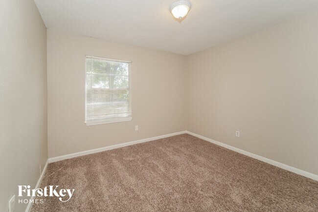 Building Photo - 710 Canary Cir