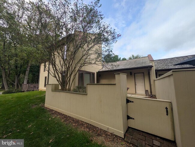 Building Photo - 3002 Courtside Rd