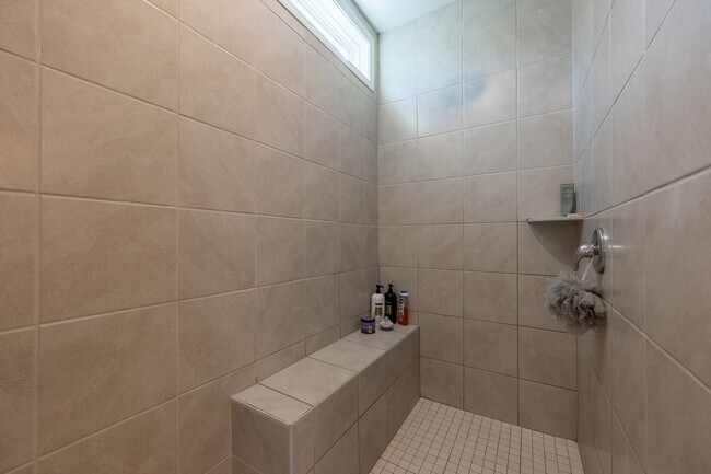 Building Photo - Modern Home with Open Floor Plan in Blacksburg