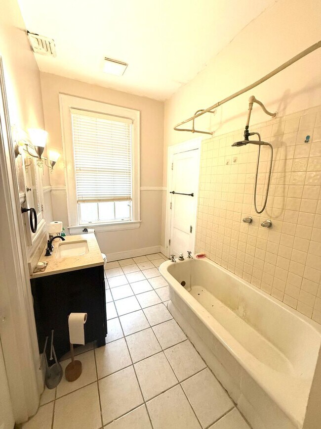 Building Photo - ** 4 bed 3 bath located in the Garden District ** Call 334-366-9198 to schedule a self showing