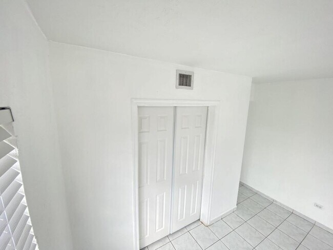 Building Photo - 1421 E 8th Ave