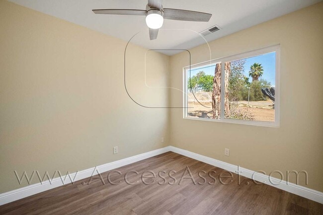 Building Photo - Large Lot! 2 Bed/ 1 Bath Single Family Property!