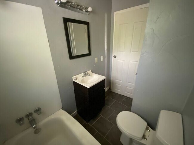 Building Photo - 2/1 Duplex in Greenwood Neighbors of East Nashville!  Pets ok! W/D Included!