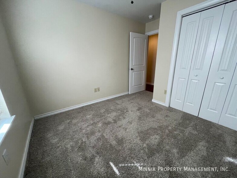 Building Photo - 1400 5th Ave