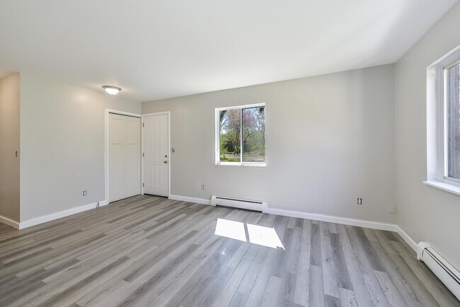 Building Photo - 9275 Brookside Dr