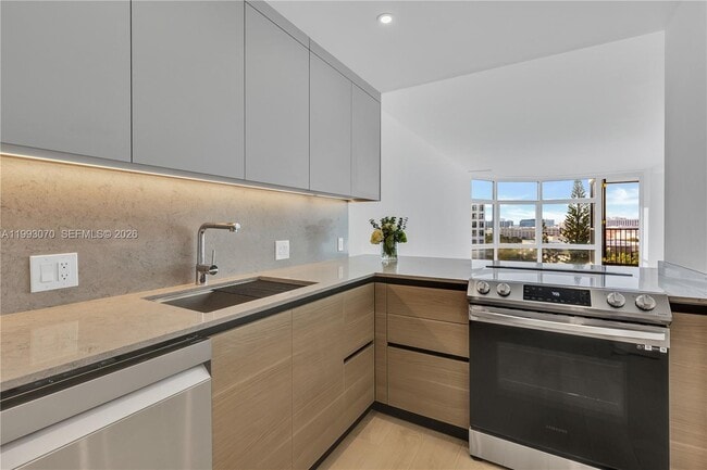 Building Photo - 20100 W Country Club Dr