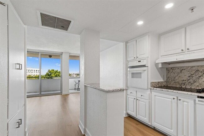 Building Photo - 470 3rd St S