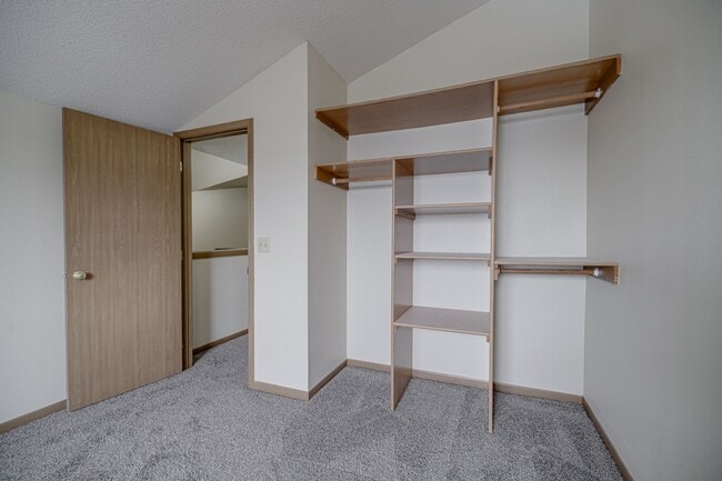 Building Photo - 5 bedroom 2 Bathroom 4 level townhome