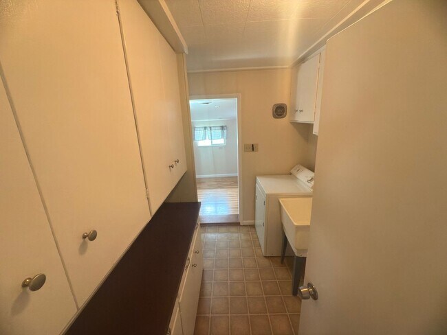 Building Photo - Charming 3-Bedroom Home + Bonus Room in Prime Niskayuna Location!