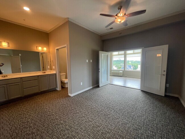 Building Photo - Luxury Lakeview 2 bedroom 2 bath Apartment...