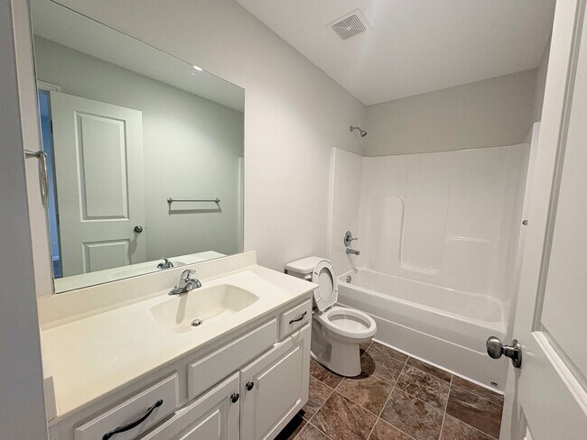 Building Photo - 3 Bedroom | 2.5 Bath | 2-Car Garage in Gra...