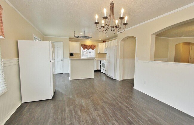 Building Photo - Spacious Home in Quiet Neighborhood