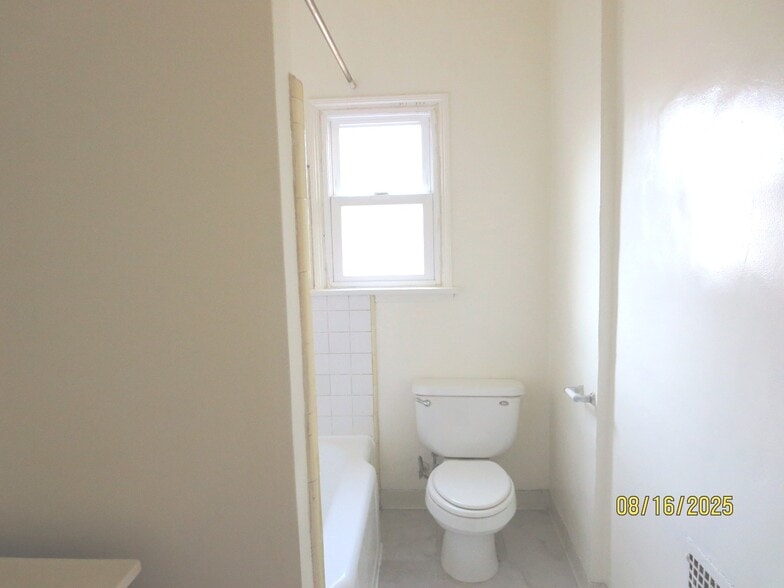 Bathroom - 5648 W 6th St