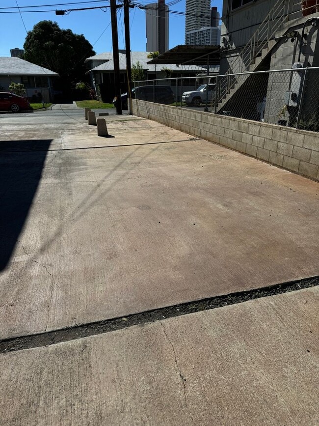 Building Photo - Maunawai Apts