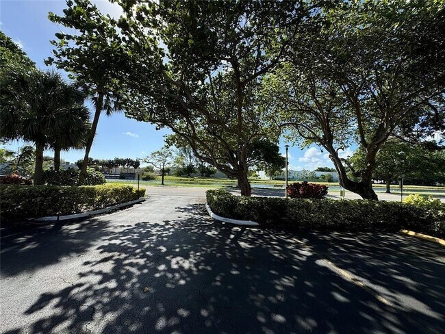Building Photo - 2601 S Palm Aire Dr