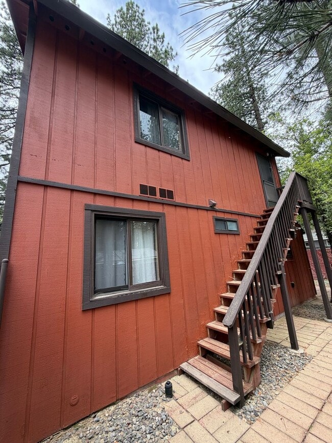 Building Photo - 3 Bed, 2 Bath Home Located In-Town and Close to Conveniences