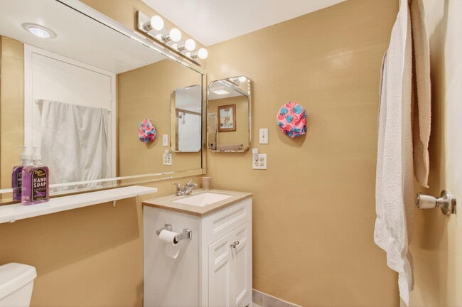 Building Photo - 213 Waterford Cresent