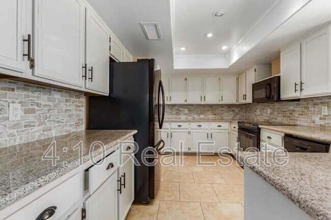 Building Photo - 26002 S La Cite Dr