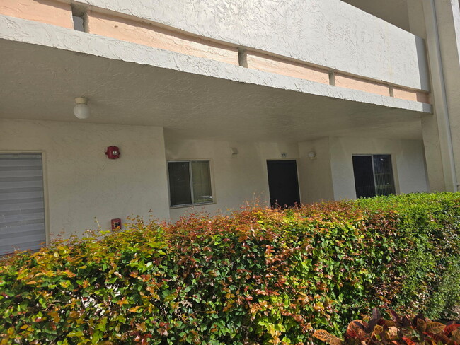 Primary Photo - 3186 Via Poinciana