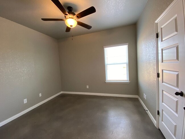 Building Photo - Beautiful Duplex in Seguin!