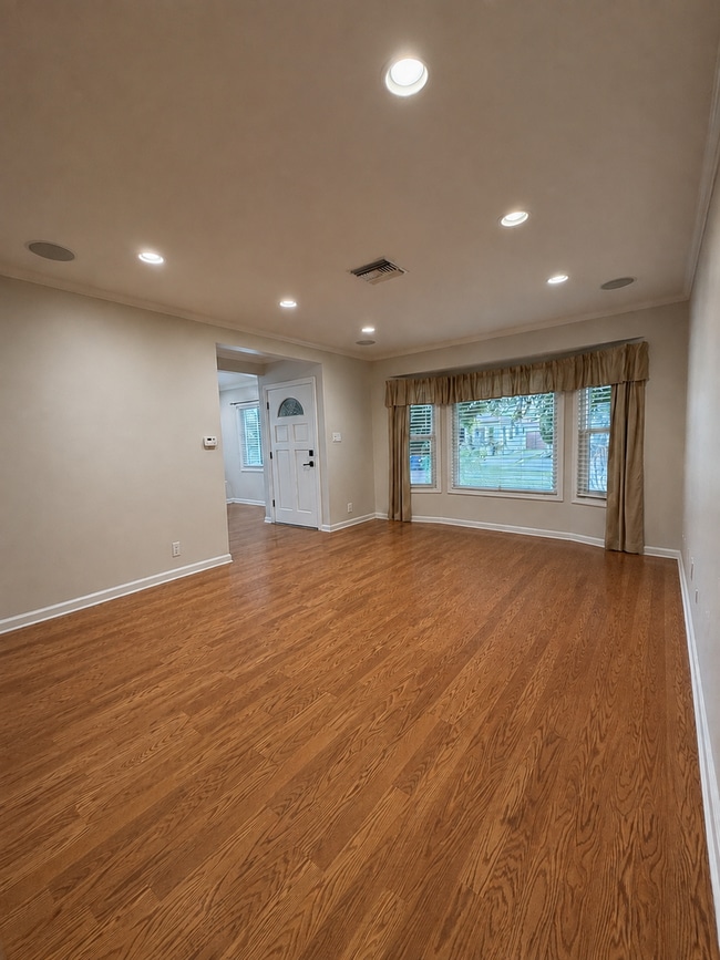 Building Photo - East Long Beach 3 bedroom 2 bath w/ bonus room