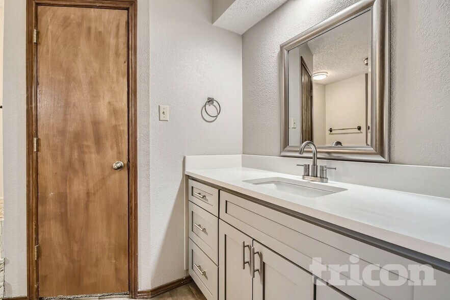 Building Photo - 736 Highland Crest Dr