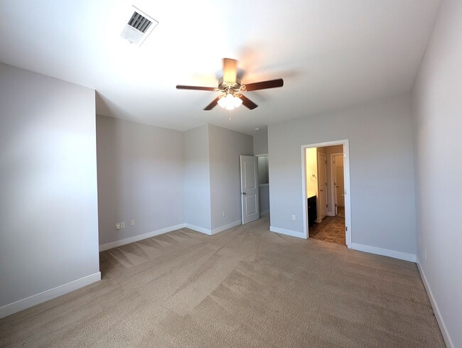 Building Photo - Beautiful, 3 bed, 2 bath Townhome Located ...