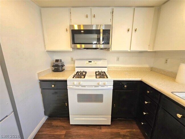 Building Photo - 1460 Hialeah Dr