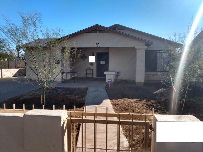 Building Photo - 1327 E Pierce St