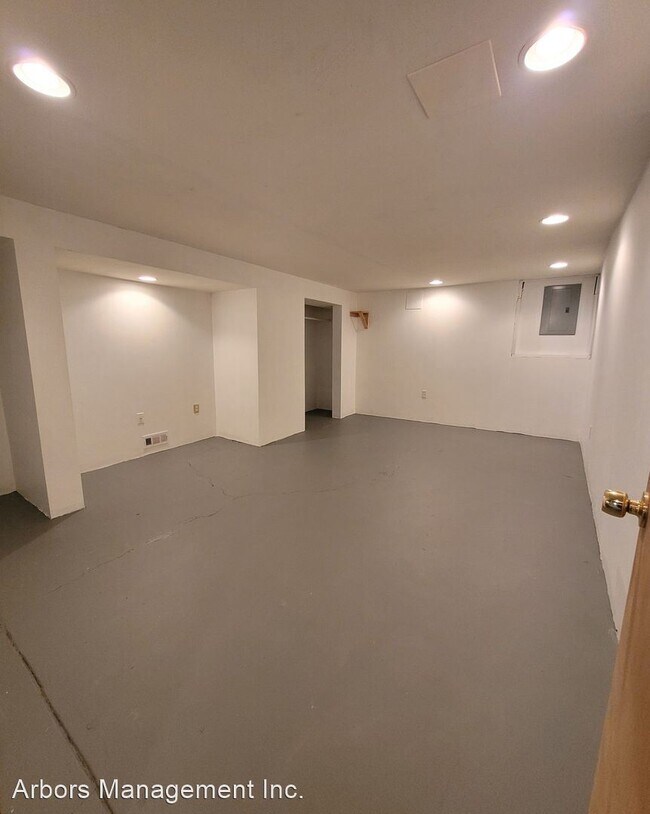 Building Photo - 2 br, 1.5 bath House - 227 Moffat Avenue