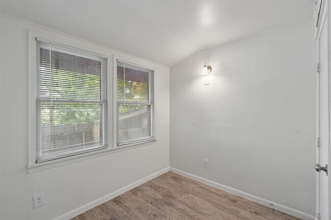 Building Photo - 3404 Grooms St