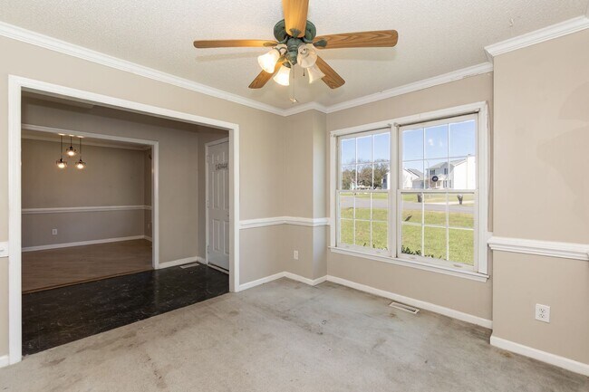 Building Photo - Large Three Bedroom Home!