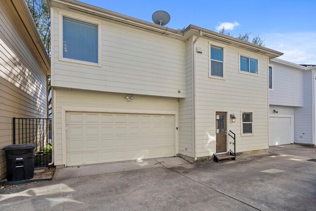 Building Photo - 313 Hogan St