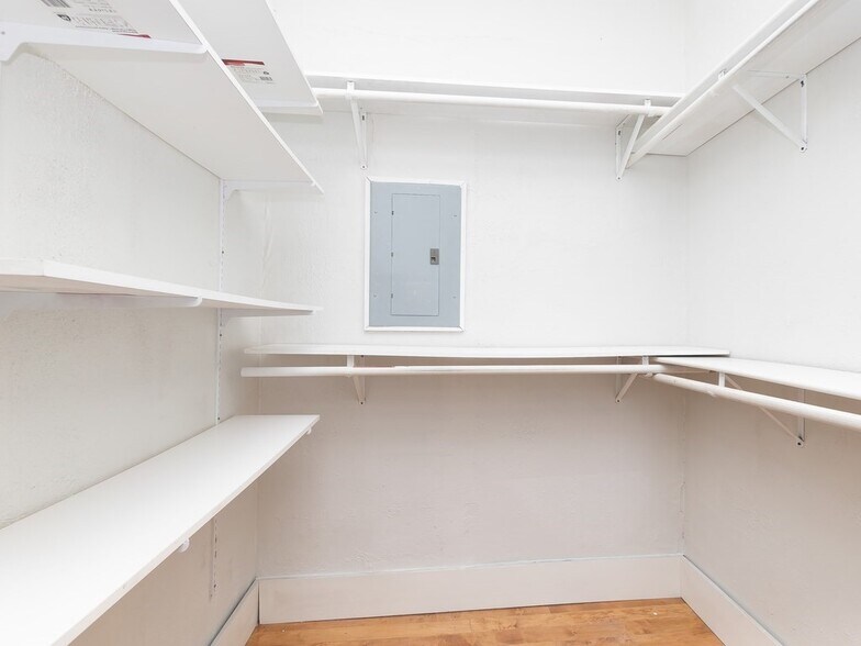 Building Photo - 289 Meridian St