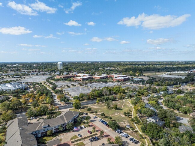 Building Photo - 4Bed/4Bath - Fully Furnished Townhome Avai...