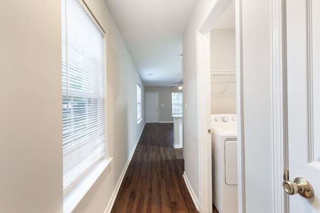Building Photo - 3bd/2.5 ba Duplex Unit w/ Garage in Ideal ...